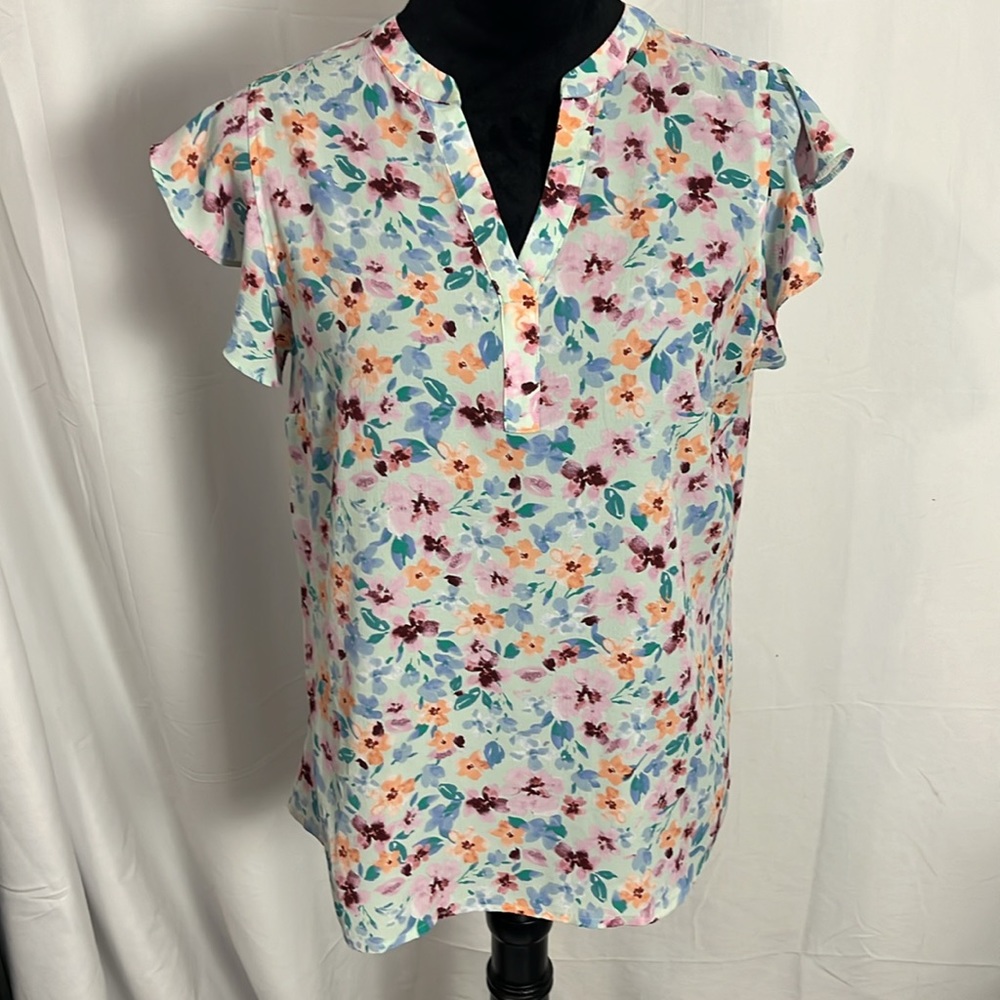 BOGO 🔥Elle crepe top (m) flutter sleeve